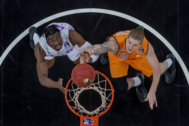 以及数万名 以及数万名