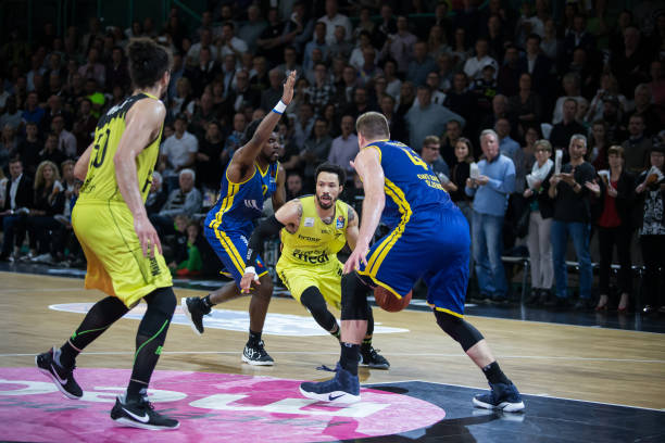 并通过短传 并通过短传